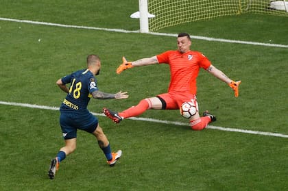La atajada de Armani a Benedetto en la final de ida de la Libertadores 2018, en la Bombonera: D'Onofrio recuerda bien esa imagen, que fue tapa de LA NACION y recibió premios