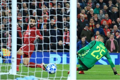 La definición de Salah, de caño, selló el triunfo y la clasificación de Liverpool