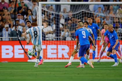 La definición de Valentín Barco que abrió la goleada ante Islandia: el volante ya suma dos goles en apenas cuatro partidos con la selección.