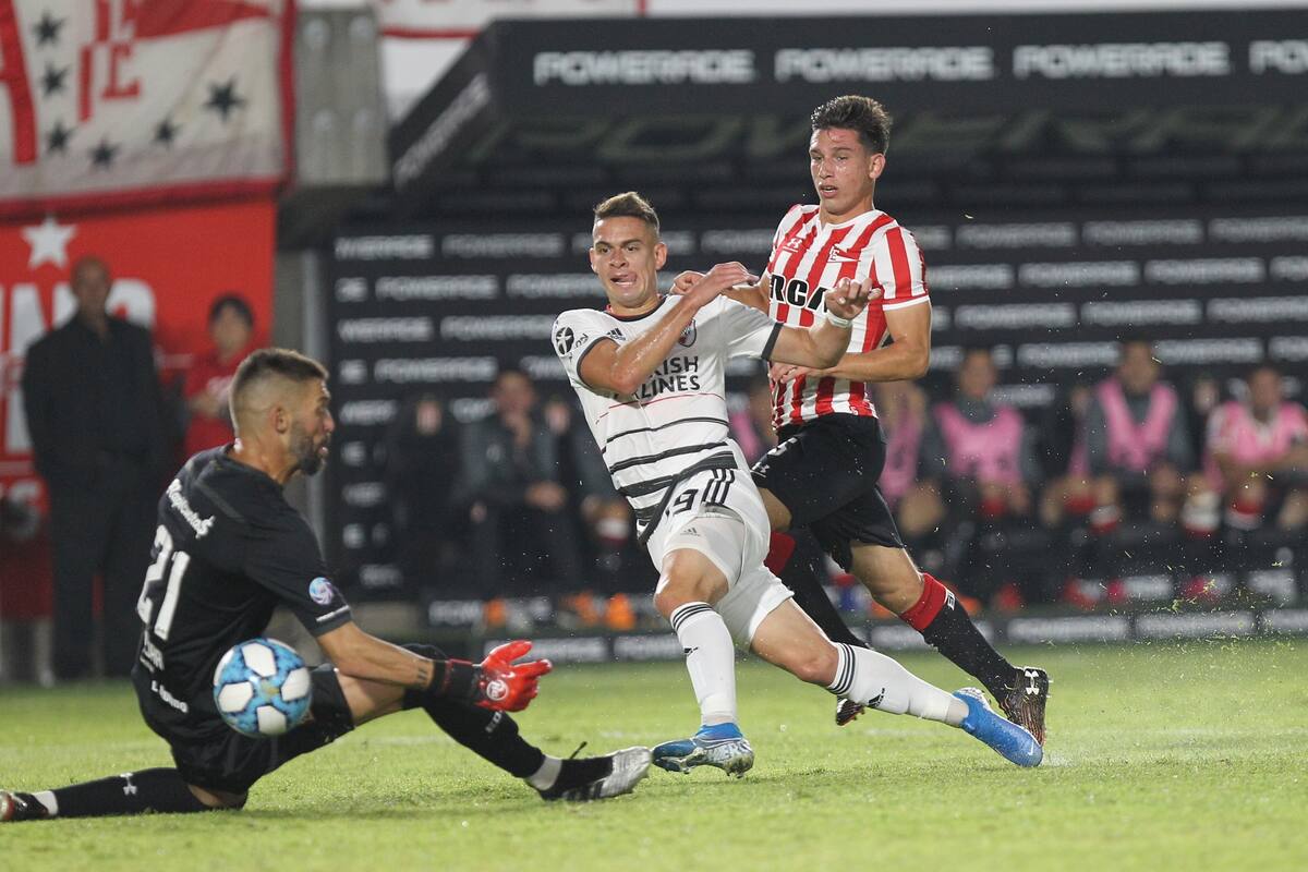 La definición del colombiano Rafael Santos Borré, la figura del éxito de River ante Estudiantes