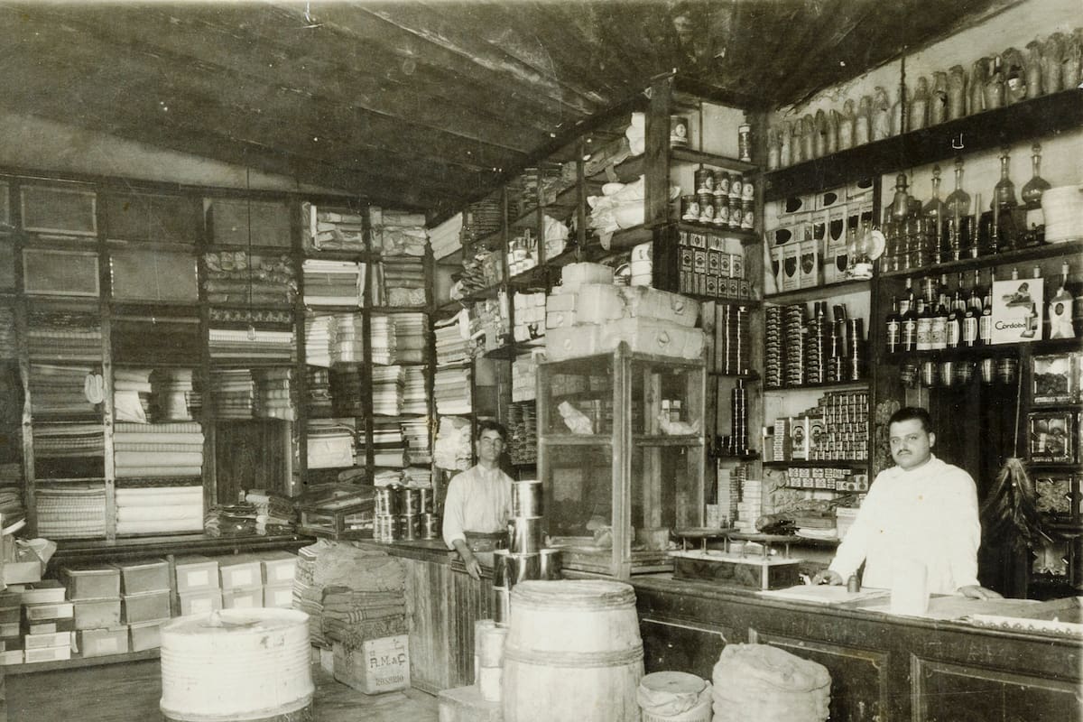 La del almacén de Ramos Generales es precisamente en la casa adquirida, que era un almacén de ramos generales (el mismo que aparece en La Grande) y el hombre de bigotes es el padre de Saer, don José Saer.