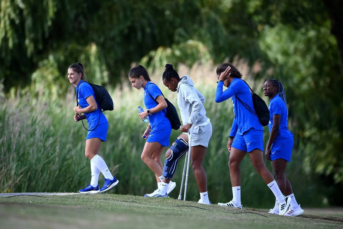 La delantera francesa Marie-Antoinette Katoto, en muletas, quedó fuera de la convocatoria mundialista de la selección de Francia al no poder completar su recuperación a tiempo