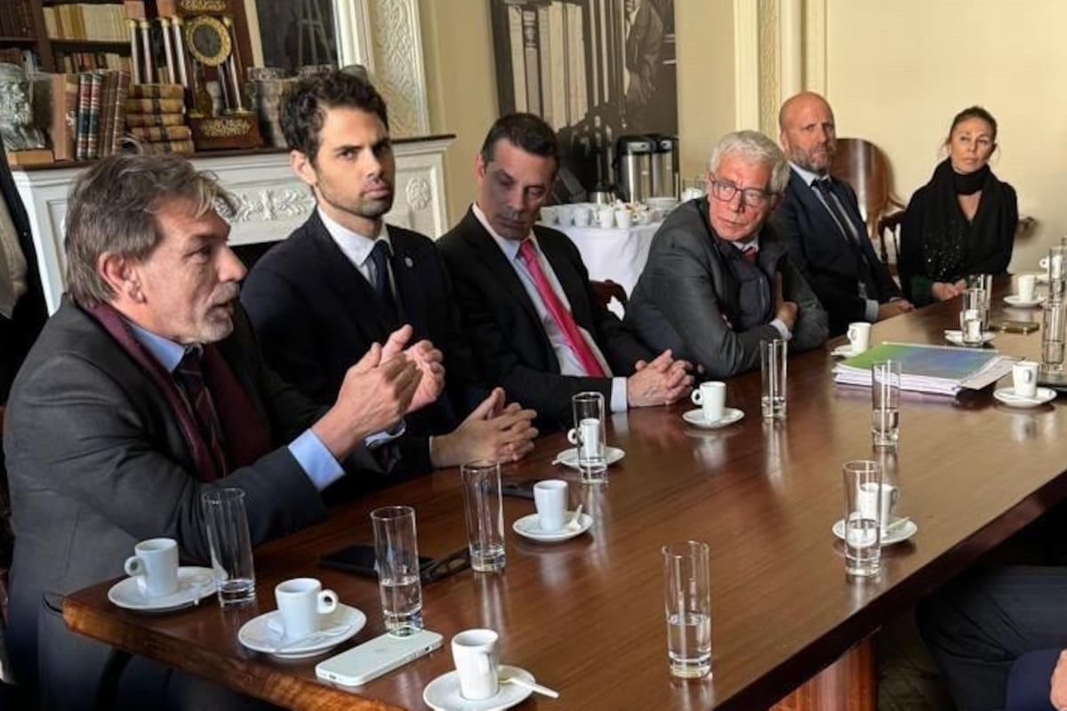 La delegación argentina ante el GAFI encabezada por el ministro Cúneo Libarona, su asesor Marcelo Ruiz, el viceministro Amerio, el juez Borinsky entre otros