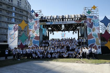 La delegación argentina posa con el jefe de gobierno porteño Horacio Rodríguez Larreta, el presidente Mauricio Macri y el titular del COA Gerardo Werthein