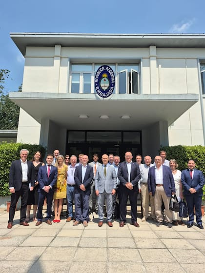 La delegación con miembros de la Embajada argentina en China