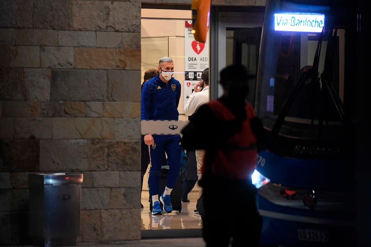 La delegación de Boca llegó alrededor de las 18.30 al aeropuerto de Ezeiza, después de la escandalosa noche que debió atravesar tras ser eliminado de la Copa Libertadores ante Atlético Mineiro.