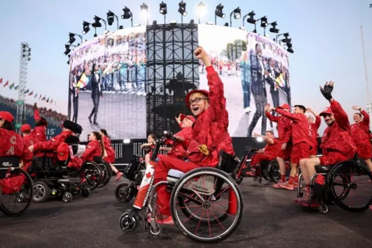La delegación de Canadá desfila en la ceremonia inaugural