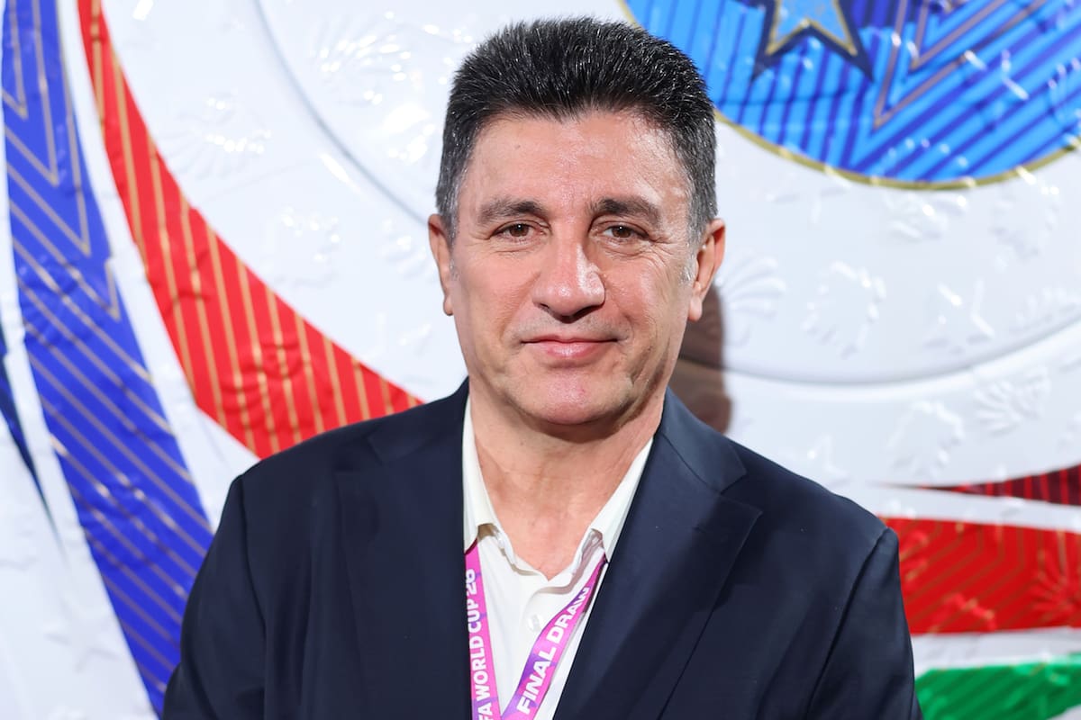La delegación de Irán presente en el sorteo del Mundial 2026; en la foto el entrenador, Ardeshir Ghalenoei, en su llegada al John F. Kennedy