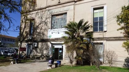 La Delegación de la Morgue Departamental está situada dentro del Hospital Interzonal General de Agudos Vicente López y Planes.