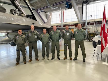 La delegación militar argentina, encabezada por el jefe del Estado Mayor Conjunto de las Fuerzas Armadas, brigadier general Xavier Julián Isaac, en la presentación de los aviones caza F-16, en Dinamarca