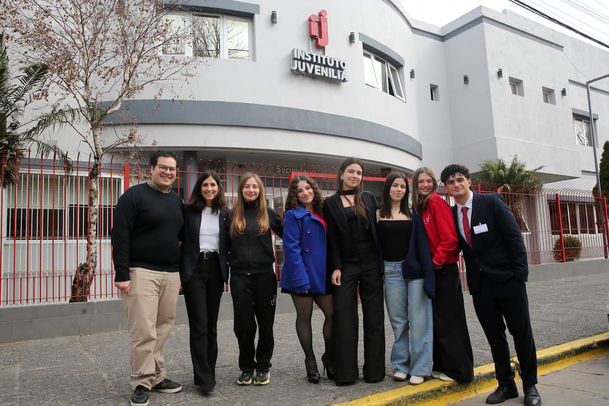 La delegación que viajará a Nueva York posa frente al Instituto Juvenilia, uno de los espacios donde se formaron en debate, negociación y simulación diplomática