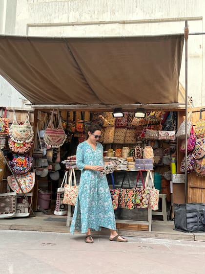 La delicadeza del estampado a mano, un arte que Tini ha llevado a nuevas alturas