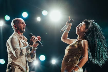 Luego de esta inolvidable noche, La Delio Valdez anunció que su próximo show será el 18 de enero en el Polideportivo de Mar del Plata, donde continuarán celebrando el aniversario del grupo. En la foto, el cantante de Ke Personaje sobre el escenario de Ferro junto a Guzmán