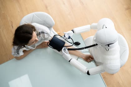 La demanda de talento en IA se concentra en tecnología, salud, finanzas y energías renovables, según el informe