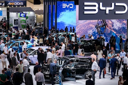 La demanda de Tesla cayó un 70% en Alemania y un 49% en China, mientras fabricantes asiáticos como BYD ganan terreno