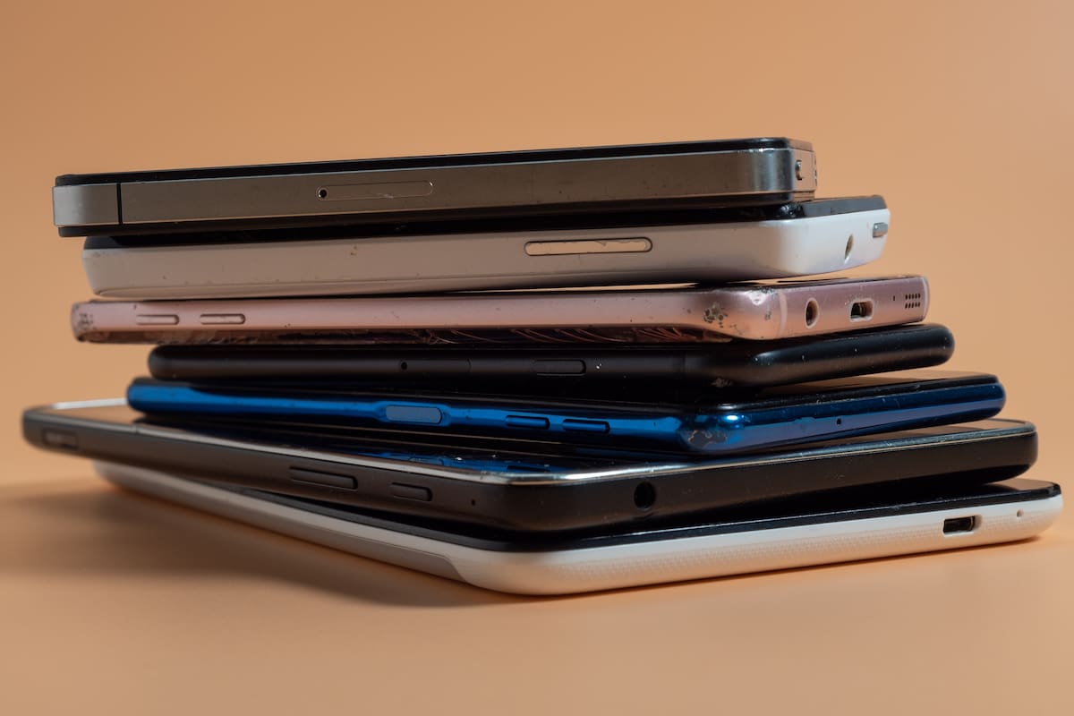 La demanda insaciable de chips de memoria para centros de cómputo dedicados a la IA eleva su precio para smartphones y computadoras, lo que impactará en las ventas mundiales de 2026, según los expertos