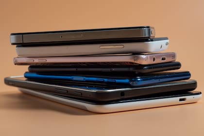 La demanda insaciable de chips de memoria para centros de cómputo dedicados a la IA eleva su precio para smartphones y computadoras, lo que impactará en las ventas mundiales de 2026, según los expertos