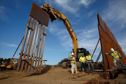 La demanda presentada este lunes por un grupo de terratenientes de Texas contra la administración Trump busca detener de forma definitiva la edificación de muros, barreras y carreteras en terrenos privados