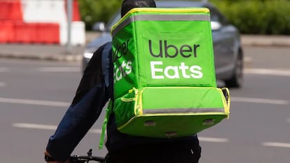 La demanda realizada en California alega que Uber Eats cobra de US$1 a US$5 extra por un servicio de entrega prioritario de "envío directo a ti", pero incumple en enviar el producto a tiempo