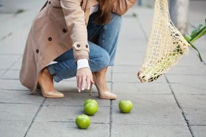 La denominada regla de los cinco segundos indica que no hay problema en comer algo que haya tocado el piso, siempre y cuando se recoja rápidamente; ¿este postulado es verdadero o falso? (Foto Pexels)