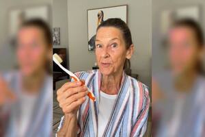 La dentista Ellie Phillips da recomendaciones para acabar con las bacterias que pueden anidarse entre las cerdas de los cepillos de dientes