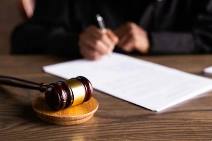 La denuncia argumenta que funcionarios de la ciudad y sus socios forzaron el acuerdo a través del Concejo Municipal