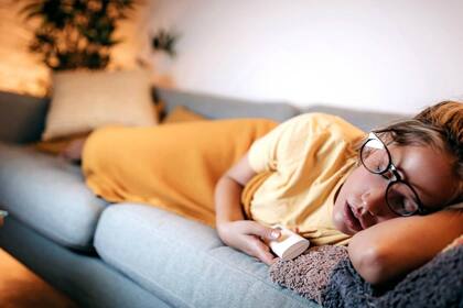 La dependencia a las pantallas ha afectado el descanso (Foto: iStock)