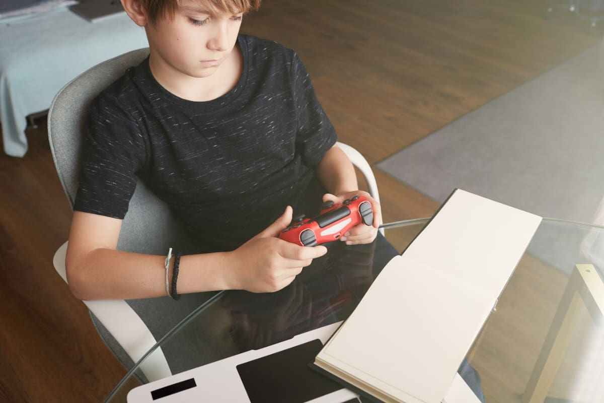 La dependencia a las pantallas suele incrementarse durante las vacaciones, sin rutinas y con mucho tiempo libre