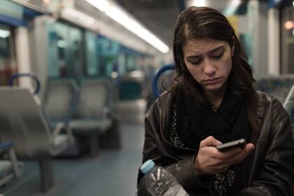 La dependencia de uso del smartphone también provoca sentimientos de ansiedad y disconformidad, según el estudio del Cass Business School