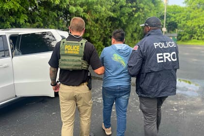 La deportación es el proceso oficial de expulsión de un ciudadano extranjero de un país por violar sus leyes migratorias