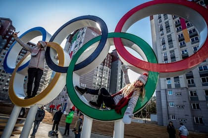 La deportista eslovaca Chanelle Ruth Sladics posa en Pyeongchang, junto a los anillos olímpicos