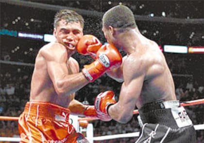 Oscar De La Hoya en el cuadrilátero, contra Mosley