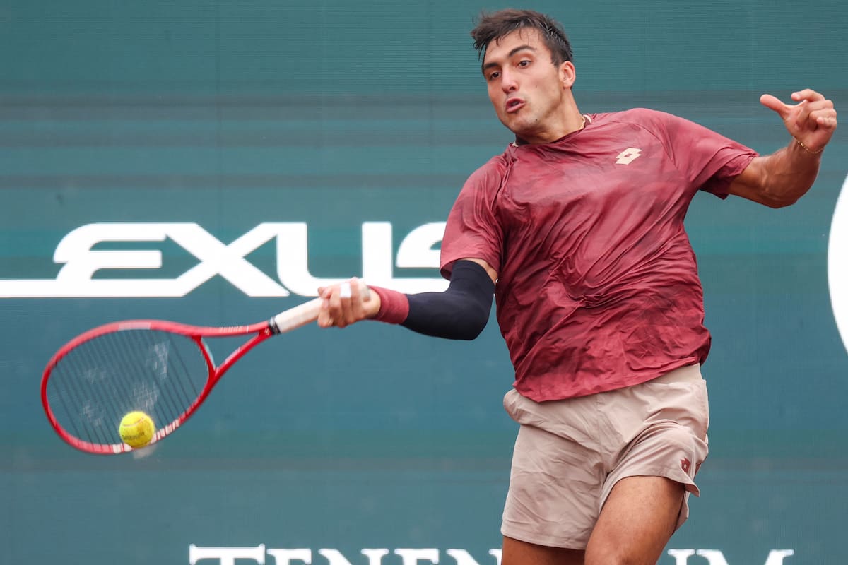 La derecha de Román Burruchaga frente a Nakashima (Photo by Leslie Plaza Johnson/Icon Sportswire via Getty Images)
