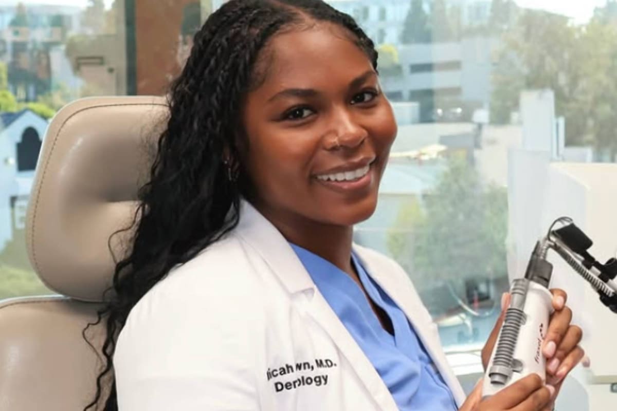 La dermatóloga Micah Brown recomendó renovar el protector solar cada dos horas