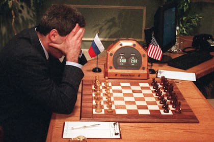 La derrota del campeón mundial de ajedrez se convirtió en uno de los símbolos más conocidos de la relación entre inteligencia artificial y pensamiento humano
