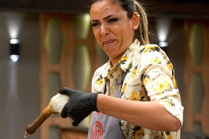 La desagradable experiencia culinaria de Belu Lucius al intentar cocinar una almeja panopea. Imagen: Telefé