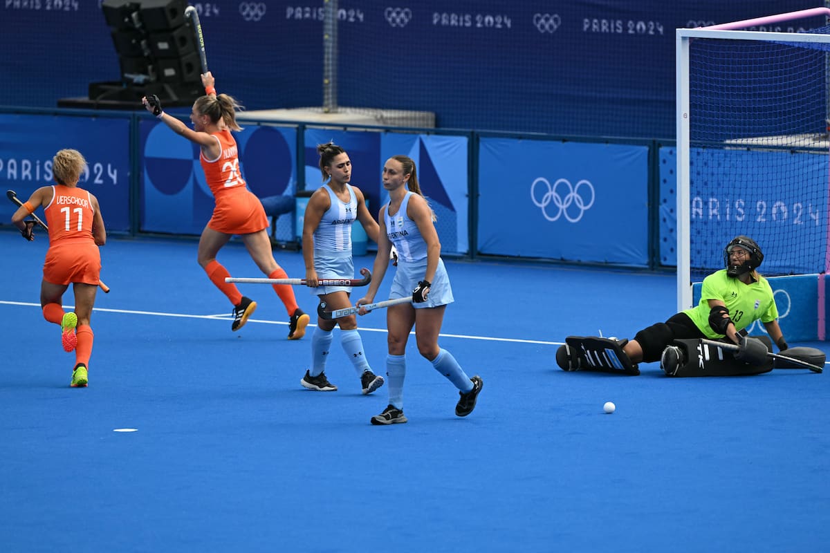 La desazón de Agustina Gorzelany y Sofía Cairo ante le gol de Laura Nunnink