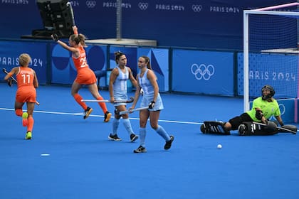 La desazón de Agustina Gorzelany y Sofía Cairo ante le gol de Laura Nunnink