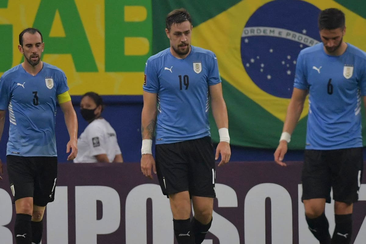 La desazón de Diego Godín (capitán), Sebastián Coates y Rodrigo Betancur luego de la derrota de Uruguay por 4-1 ante Brasil por las eliminatorias sudamericanas.