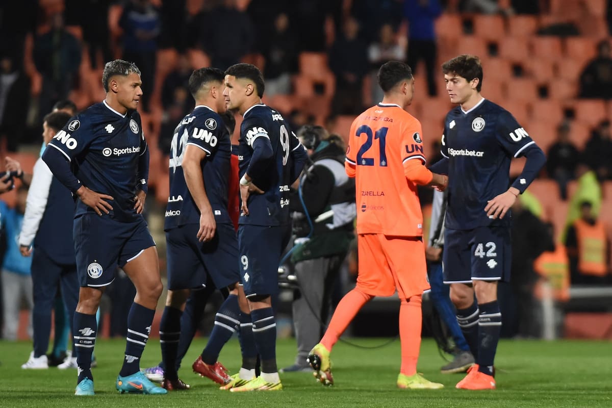 La desazón de los jugadores de Independiente Rivadavia tras la eliminación