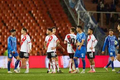 La desazón de los jugadores millonarios en un partido reciente ante Godoy Cruz