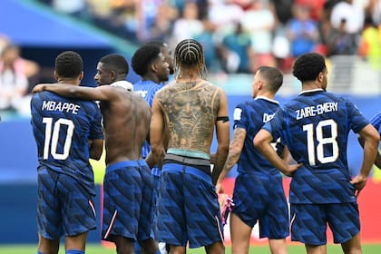 La desazón de Mbappé junto con sus compañeros, después de la caída ante Inglaterra en el partido por el tercer puesto