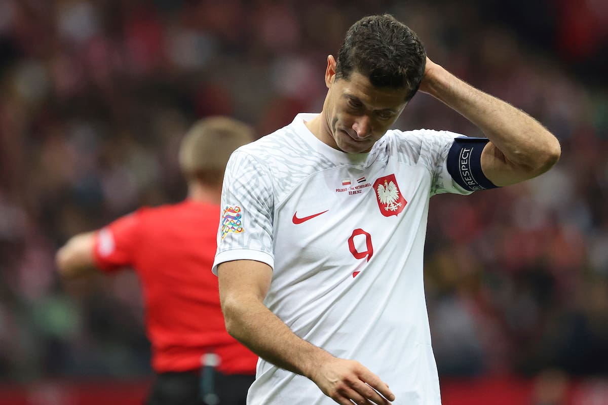 La desazón de Robert Lewandowski, capitán de Polonia, tras la derrota por 2-0 en Varsovia ante Países Bajos, por la Nations League