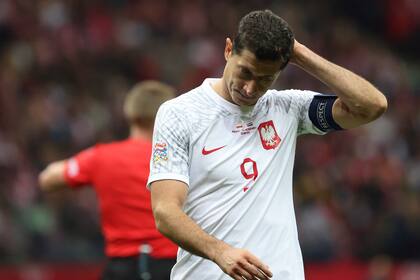 La desazón de Robert Lewandowski, capitán de Polonia, tras la derrota por 2-0 en Varsovia ante Países Bajos, por la Nations League