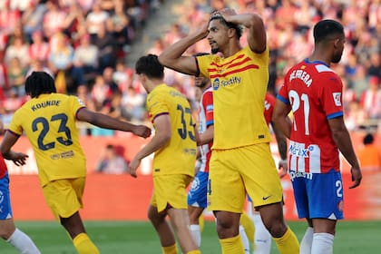 La desazón de Ronald Araujo es la de todo Barcelona: perdió 4-2 con Girona y le entregó el título a Real Madrid, que venció 3-0 a Cádiz y es campeón de España