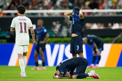 La desazón de Uruguay al momento del pitazo final ante España, el viernes pasado: Sebastián Cáceres (3) se tapa el rostro por no conseguir, al menos, un empate que los hubiera clasificado.