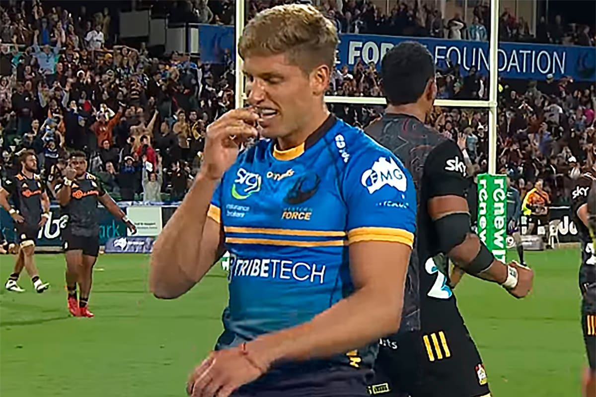 La desazón del argentino Domingo Miotti tras fallar la patada final que le hubiera dado el triunfo a su equipo, Western Force, en Australia