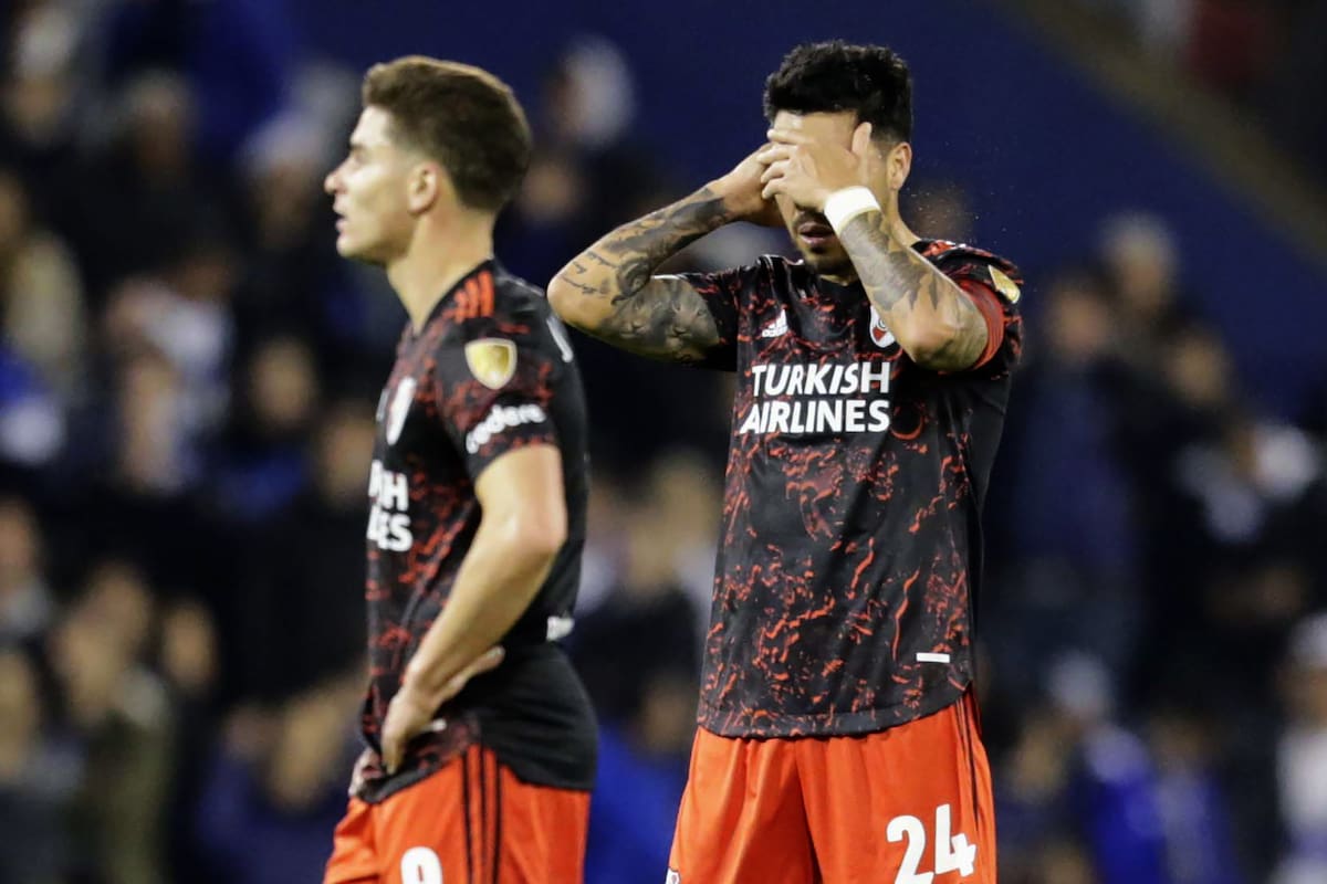La desazón Julián Álvarez y Enzo Pérez, piezas importantes de un River que jugó mal en Liniers, perdió el invicto en la Copa Libertadores y tiene a Vélez al frente de la serie de octavos de final.