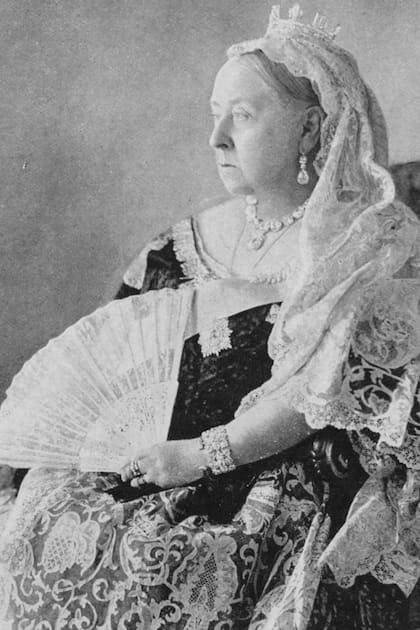 La descripción de la reina como resistente, imperturbable y comprometida con el deber concuerda con su imagen popular
