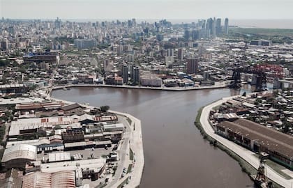La desembocadura del contaminado Riachuelo, con la característica Vuelta de Rocha, en La Boca